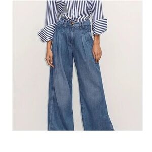 High waisted- wide leg “mom jeans”.